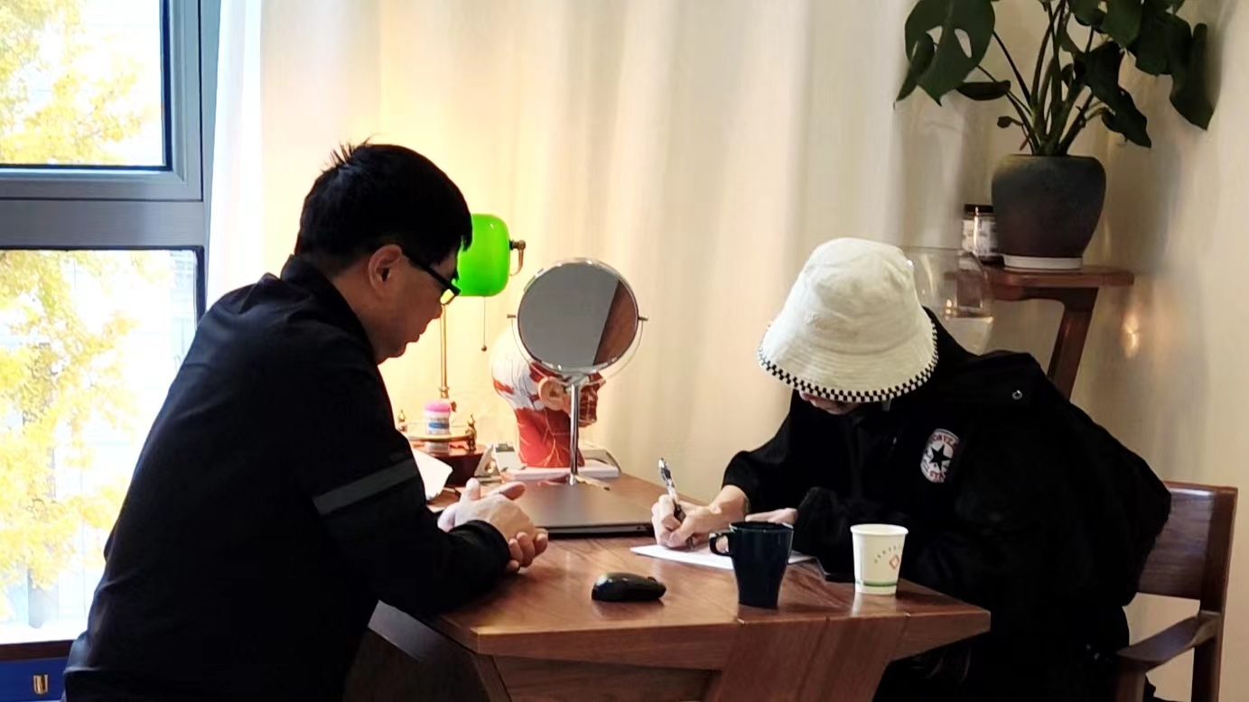 年轻人眼周衰老，对症下药这样做！